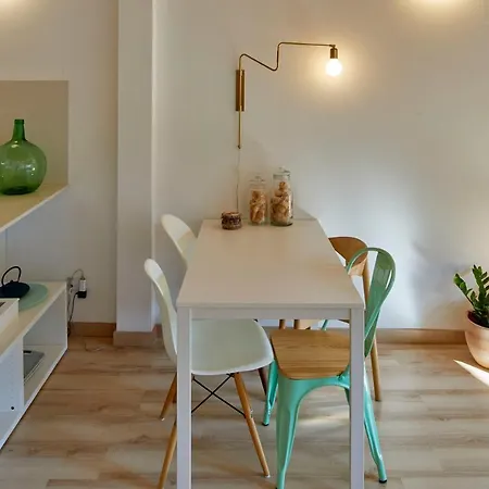 Rei Martí, Apartamento *